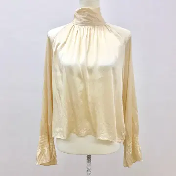 TRAMADRKE BEAMS 빔즈 실크 하이넥 긴팔 블라우스