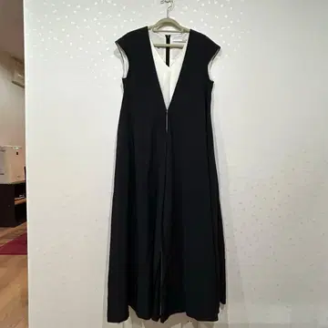 JENNE 슬리브리스 롱 원피스 블랙과 화이트