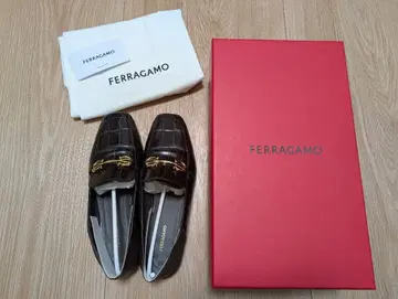 FERRAGAMO 간치니 가죽 로퍼