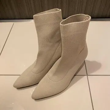 새상품급 RANDA 삭스 부츠 아이보리 L 사이즈