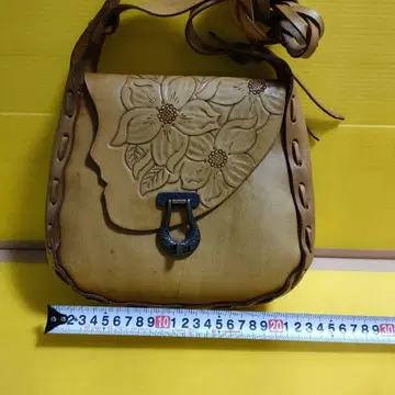 꽃 조각 가죽 숄더백