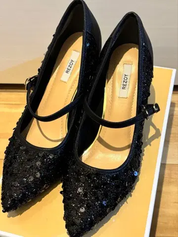 REZOY 비쥬 장식 블랙 하이힐