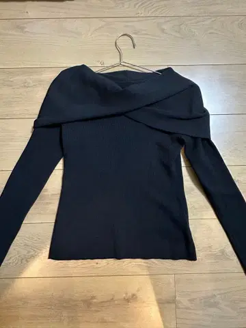 CELFORD 트위스트 케이프 리브 니트