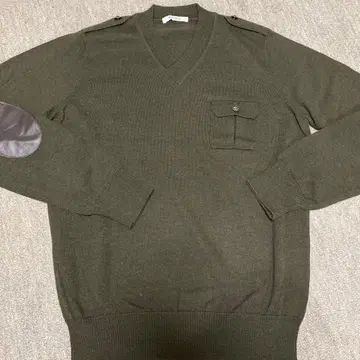 올리브 그린 V넥 니트