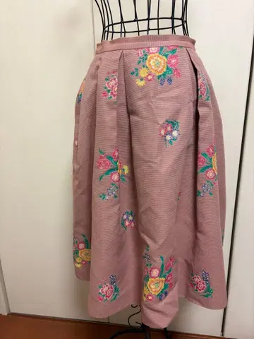 케이타 마루야마 꽃무늬 자수 플레어 스커트 무릎 기장 핑크