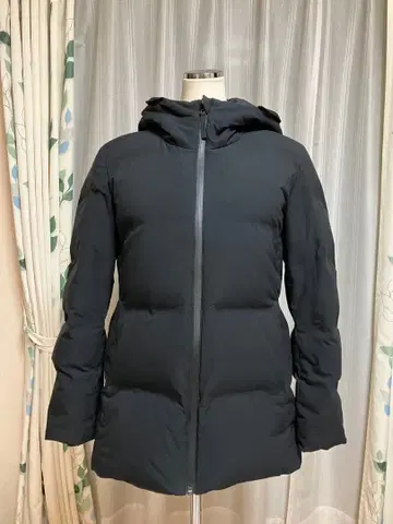 컨디션 최상 유니클로 심리스 다운 후드티 여성용 블랙 L 사이즈