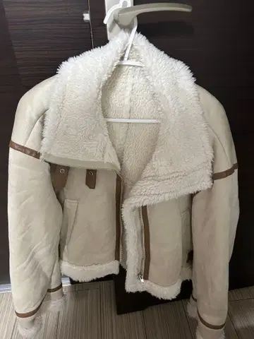 무스탕 코트 숏 기장 크림색