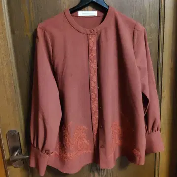 빨간색 자수 긴팔 셔츠