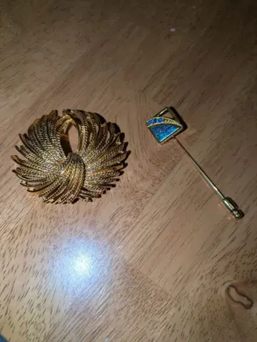 monet 브로치와 핀 배지 세트