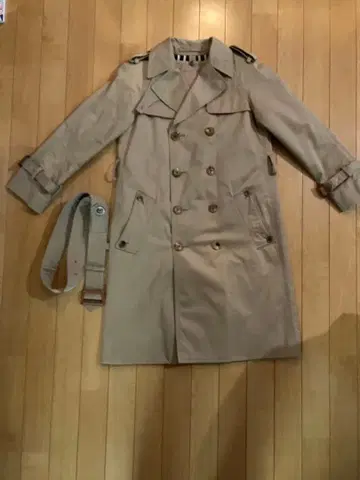 베이지 더블 브레스트 트렌치코트