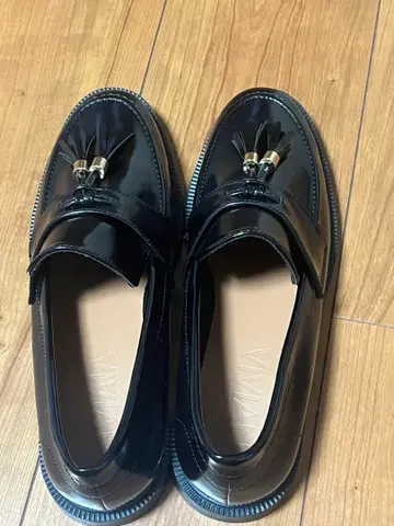 VIVIAN 태슬 장식 블랙 로퍼