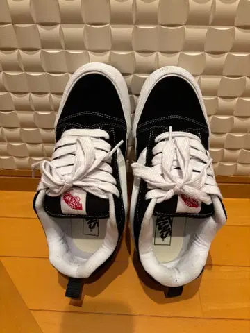 Vans 뉴스쿨 블랙 화이트 스니커즈