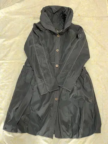 후드 부착 블랙 트렌치코트