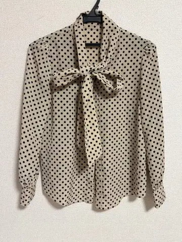 이번 시즌 M-premier 베이지 블랙 도트 리본 블라우스 34P