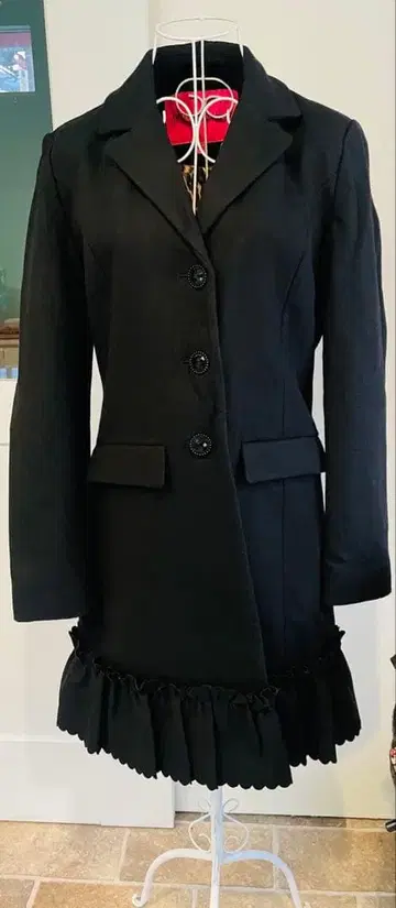 베티 존슨 밑단 프릴 블랙 체스터 코트