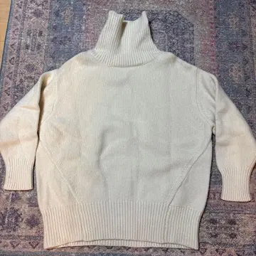 크림색 터틀넥 니트 긴팔
