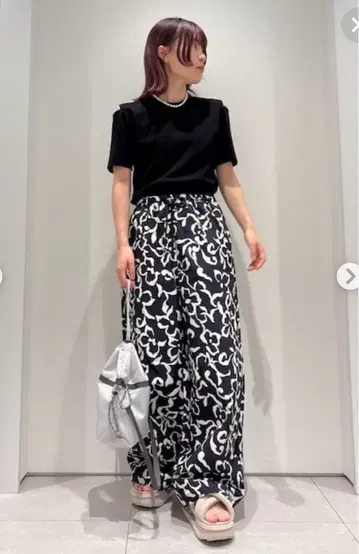 emmi 아트 플라워 무늬 팬츠 다크 네이비