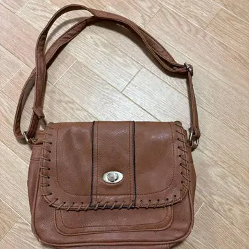 브라운 숄더백