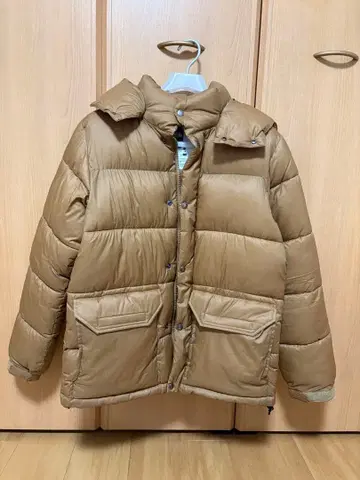 베이지 후드 부착 다운 자켓