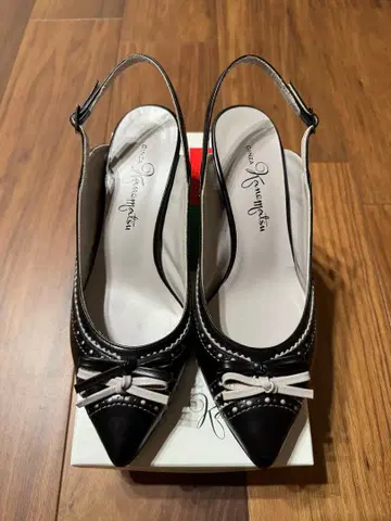 긴자 카네마츠 백 스트랩 가죽 펌프스 블랙 리본 24.5cm