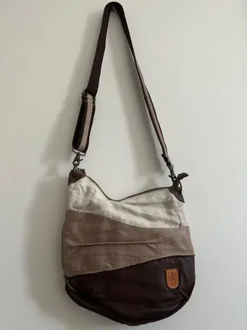 Lahela 가죽 캔버스 숄더백