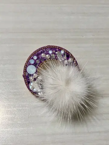 글루데코 퍼 달린 브로치 1개