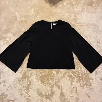 ADORE 블랙 플레어 슬리브 상의