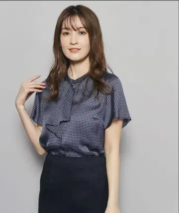 여성스러운 프릴 디자인 블라우스