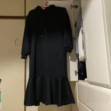 후드 부착 블랙 플레어 원피스 속기모