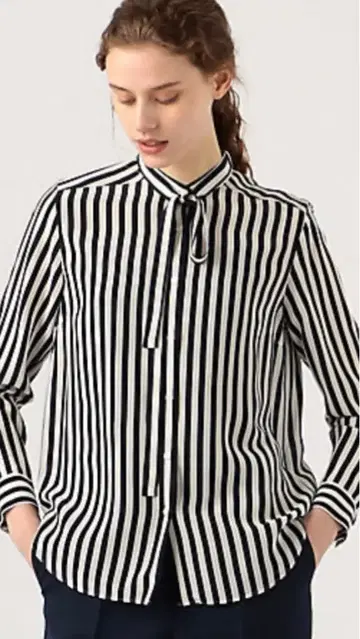 투모로우랜드 와이드 스트라이프 보타이 블라우스