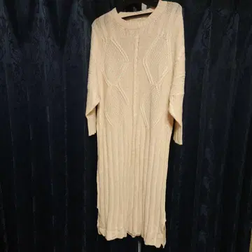 크림색 케이블 니트 긴팔 스웨터