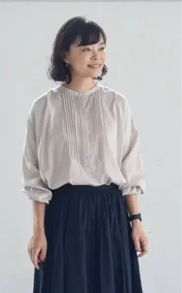 북유럽,  드레이프감 소재의 레이스 턱 블라우스