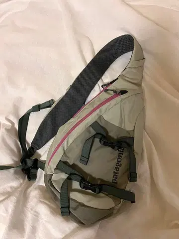 Patagonia 숄더백 라이트 그레이