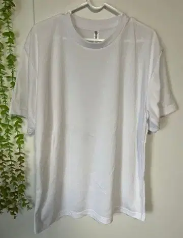 화이트 반팔 티셔츠 폴리에스테르