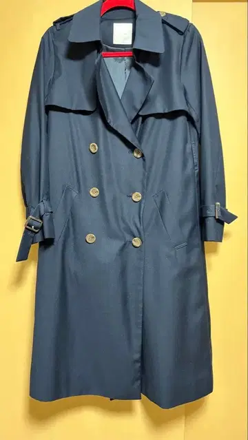 네이비 더블 브레스트 트렌치코트