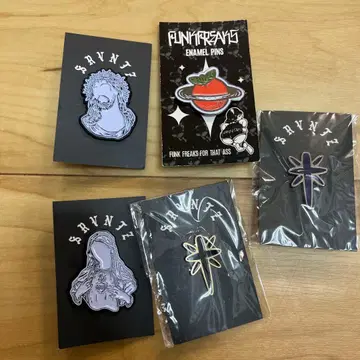 에나멜 핀과 핀 배지 세트