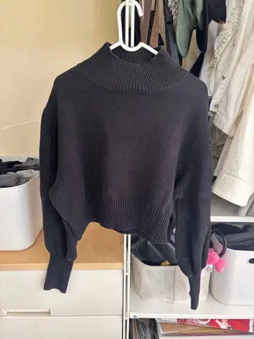 JEANASIS 블랙 터틀넥 크롭 니트