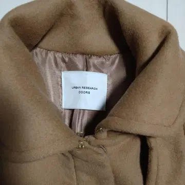 어반 리서치 도어즈의 여성 코트.