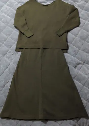 BARNYARDSTORM 종이상자 소재 올리브 스커트 셋업