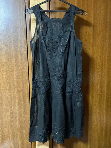 블랙 자수 슬리브리스 원피스