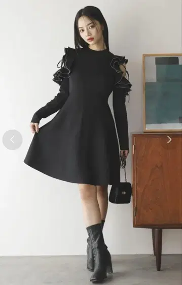 다즐린 오픈 숄더 니트 원피스 M 사이즈