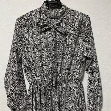 [ 새상품급 ] 블랙 x 화이트 레오파드 패턴 긴팔 보타이 원피스