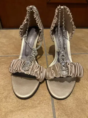 Grace Continental 베이지 하이힐