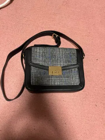 체크 무늬 숄더백
