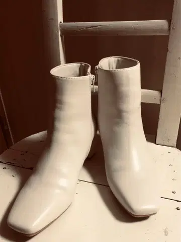 화이트 스퀘어토 부츠 렙심