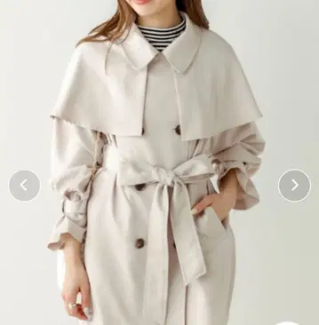 케이프 포함 미들 기장 트렌치코트 라이트 베이지