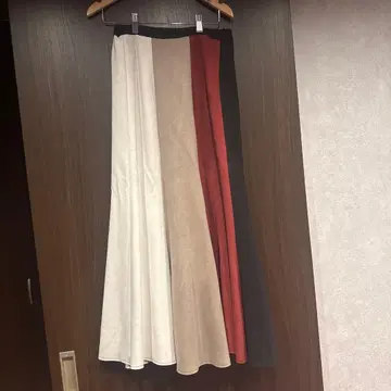 그랑 테이블 멀티 컬러 스웨이드 플레어 스커트