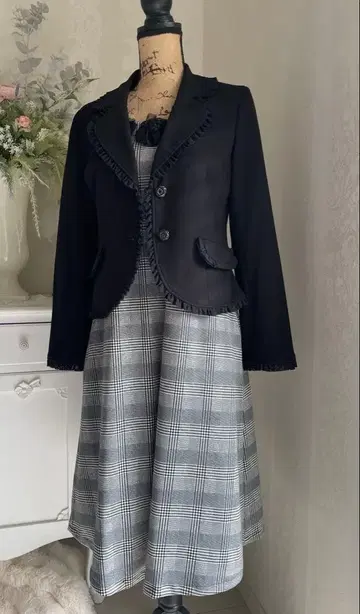 갤러리 비스콘티 손에 든 원피스에 걸치기만 하면 되는 편리한 자켓 블랙