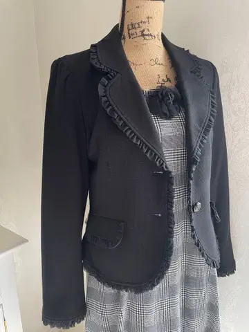 갤러리 비스콘티 손에 든 원피스에 걸치기만 하면 되는 편리한 자켓 블랙