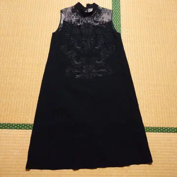 블랙 자수 슬리브리스 원피스 GraceCONTINENTAL